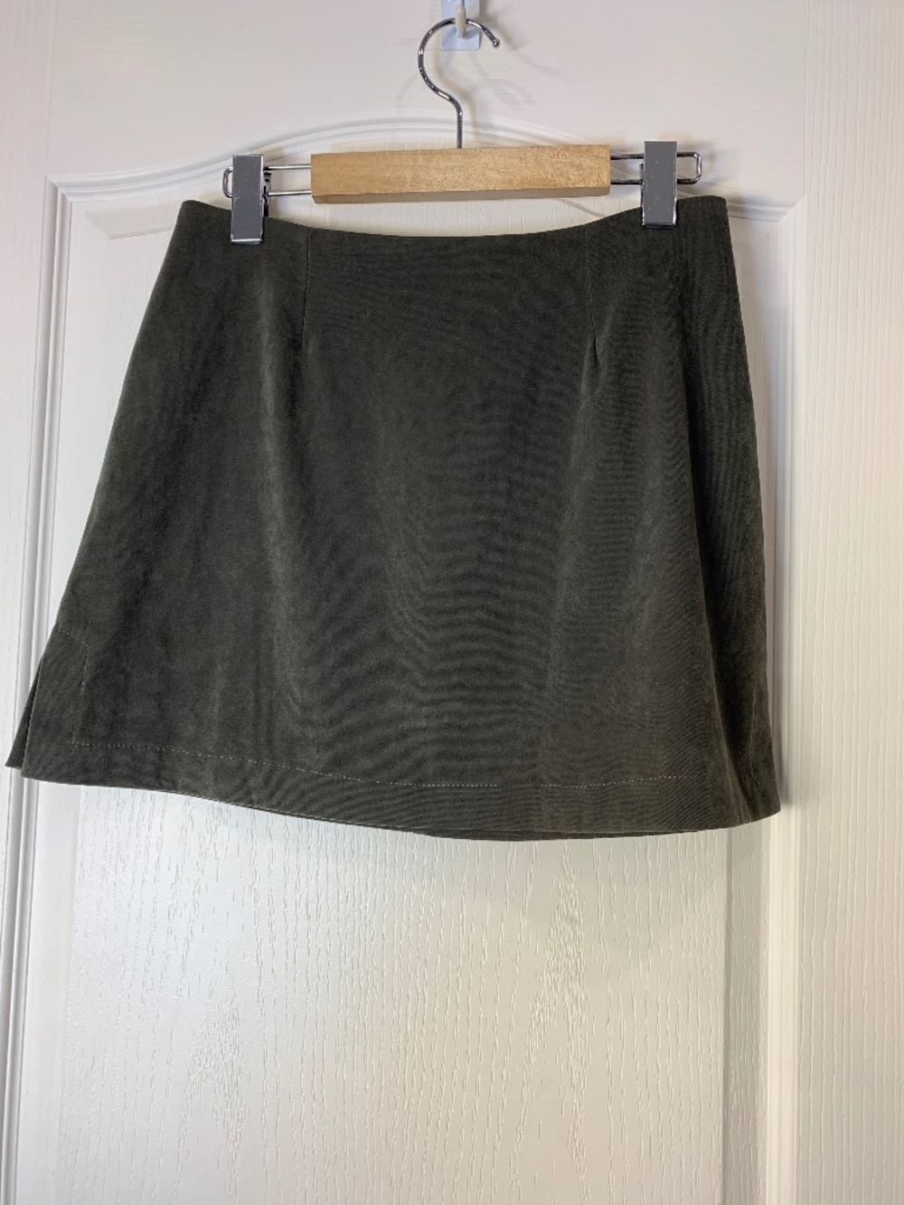 Château Olive Green Suede Look Mini Skirt Soft Stretch Made in Canada Size 7